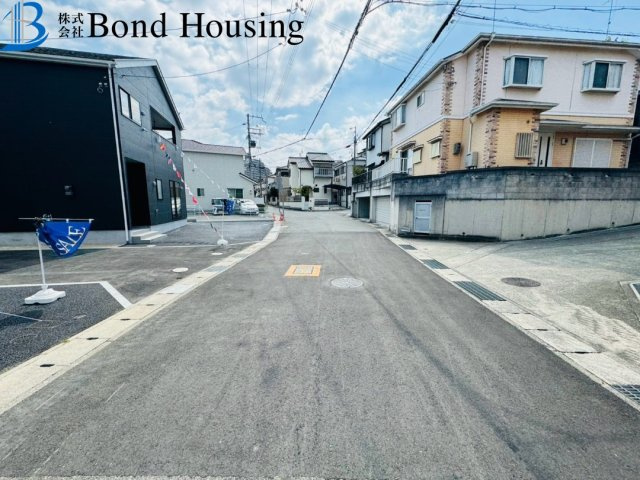 耐震等級3取得物件　伊川谷町有瀬第7　2号棟の前面道路含む現地写真
