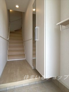 ルタンＳ　Ⅰの玄関|ミラー付き大型シューズボックス