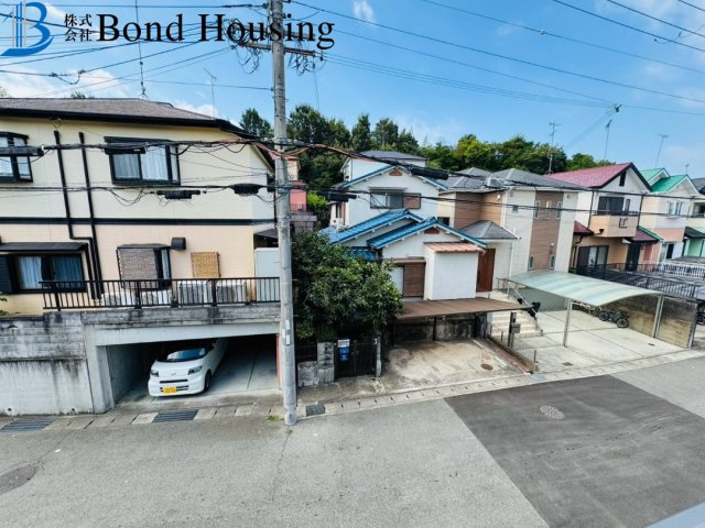 安心の住宅性能評価取得物件　伊川谷町有瀬第7　1号棟の前面道路含む現地写真