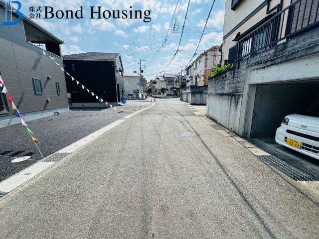 安心の住宅性能評価取得物件　伊川谷町有瀬第7　1号棟の前面道路含む現地写真