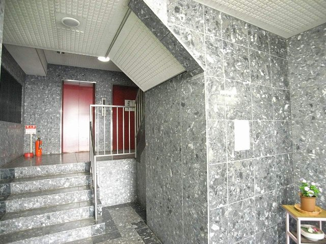 協栄マンションOYAMAのエントランス