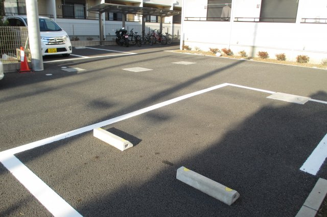 モンペラの駐車場|８台分のカースペースがあります