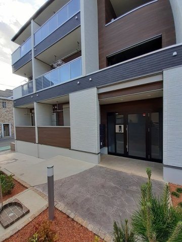 パインツリーのエントランス|建物の内部です