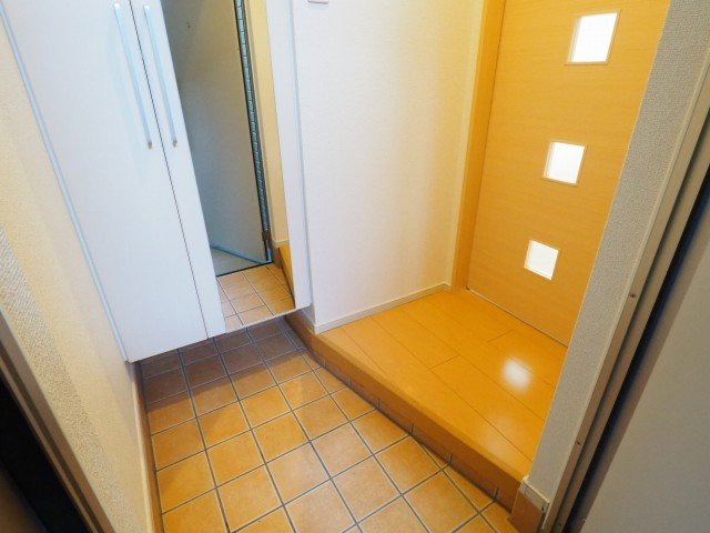 ソレイユ美南の玄関|収納もある玄関です