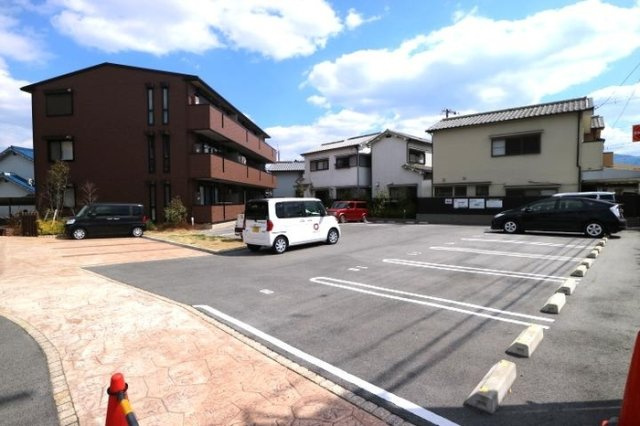 カンフリエ　イーストの駐車場
