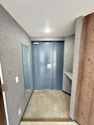 グラスホッパーの玄関