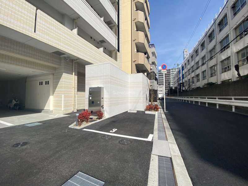 スプランディッド難波SOUTHの駐車場