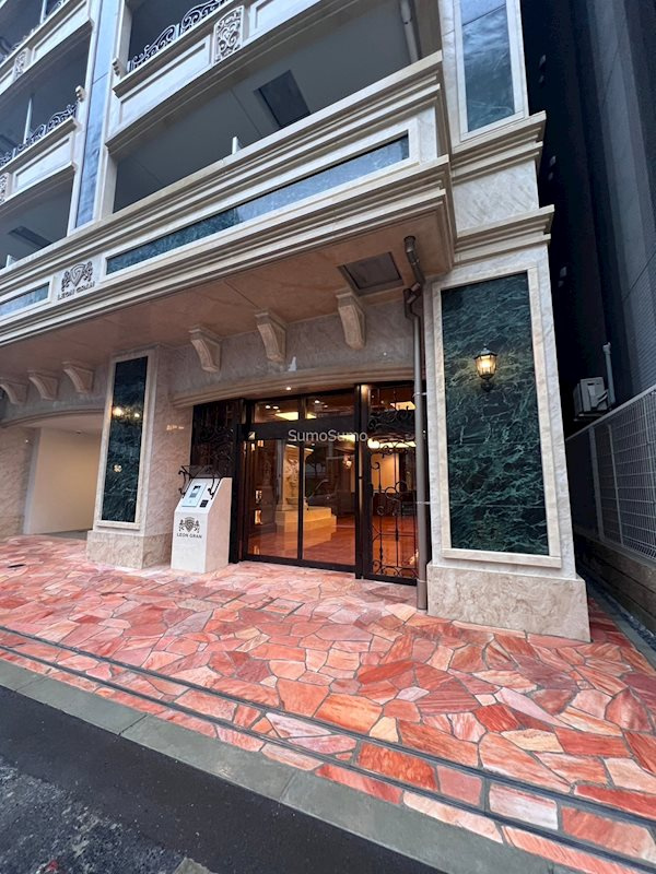 レオングラン本町橋のエントランス