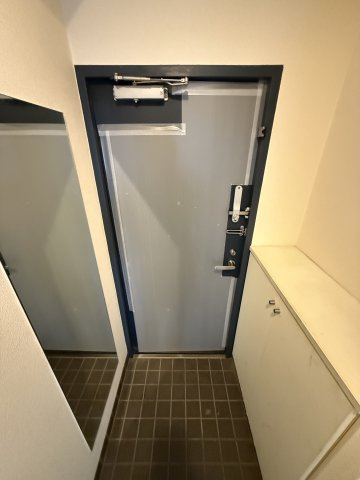大阪市中央区内本町１丁目の賃貸マンションの玄関