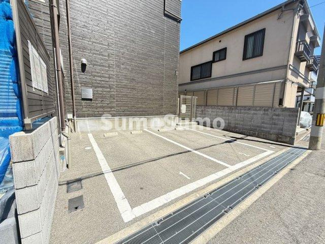 リブリ・クレール岡本の駐車場