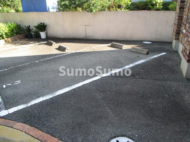 アパルトメントデュエットB棟の駐車場