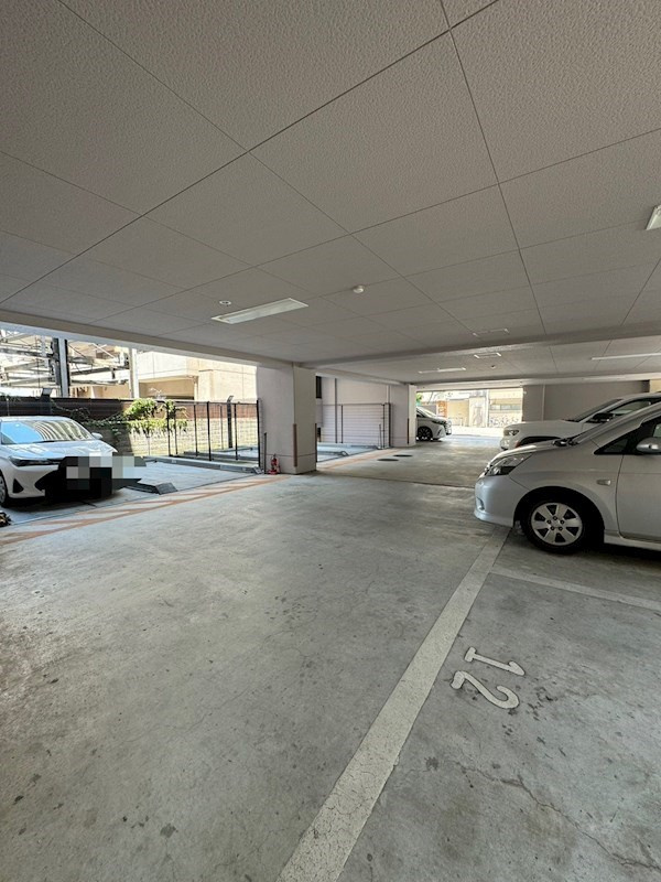 レヴェあけぼの荘の駐車場
