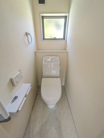 【いわき市常磐下船尾1期／全3棟　3号棟】　おしゃれで快適なベランピングを楽しめる家♪♪のトイレ|同施工◆トイレの写真です◆
便器にフチがないので汚れが隠れて見えない部分がありません。 お手入れがとってもラクラクです♪