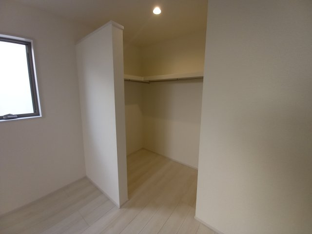 【いわき市四倉町上仁井田／全6棟／1号棟】　生活施設が徒歩圏内に揃うロケーション！の収納|同施工◆ウォークインクローゼットの写真です◆　季節を問わずにたっぷり収納ができます。冬物の収納にも困りません。お子様のお片付けも上手にできそうです。