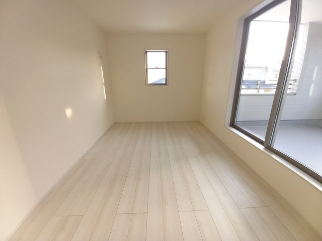 【いわき市四倉町上仁井田／全6棟／1号棟】　生活施設が徒歩圏内に揃うロケーション！の洋室|同施工　◆居室の写真です◆　木の温もりがナチュラルでくつろげる空間ですね♪　子供部屋としても、寝室としても、どんなインテリアにしようか…選ぶ楽しみが増えますね♪