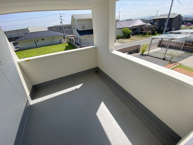 【いわき市四倉町上仁井田／全6棟／1号棟】　生活施設が徒歩圏内に揃うロケーション！のバルコニー|同施工◆バルコニーの写真です◆　お布団など大きいものも、充分に干せる広さがございます。人気のベランピングも楽しめる広さ！自宅のアウトドア空間でゆったり過ごせます。