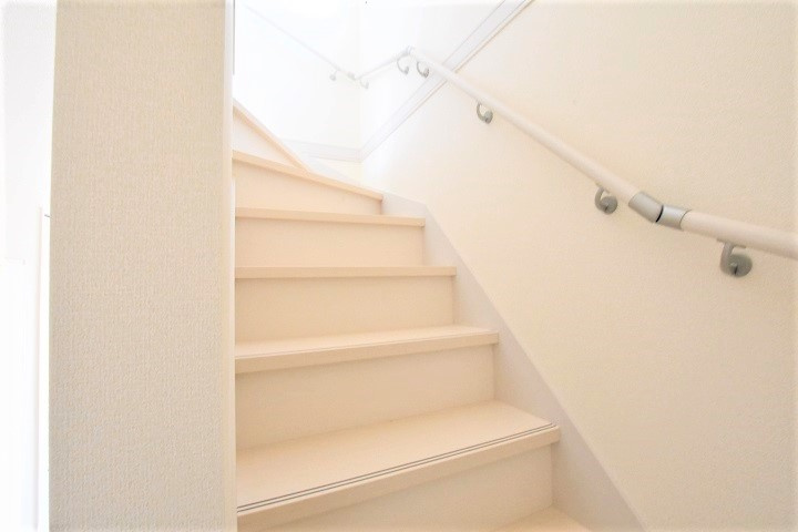 【いわき市四倉町上仁井田／全6棟／1号棟】　生活施設が徒歩圏内に揃うロケーション！の内装|同施工　◆階段の写真です◆　
階段は家族がほぼ毎日通る動線の為、安全上の配慮が必要です！
階段は手すり付きなので、小さなお子様からご年配の方まで安心ですね♪



