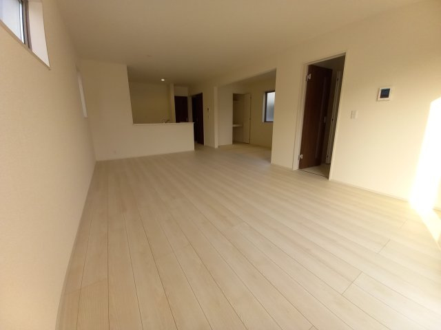 【いわき市四倉町上仁井田／全6棟／1号棟】　生活施設が徒歩圏内に揃うロケーション！の居間・リビング|同施工◆リビング写真です◆木の温もりがやさしいフローリングは安らぎをもたらすプライベート空間♪大きな窓のあるリビングは、陽光あふれる明るく居心地も良くご家族皆がゆったり寛げる憩いの空間となりそうです
