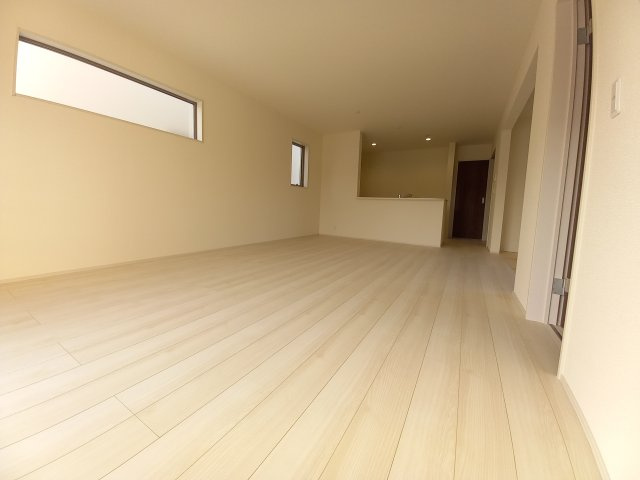 【いわき市四倉町上仁井田／全6棟／1号棟】　生活施設が徒歩圏内に揃うロケーション！の居間・リビング|同施工◆リビングの写真です◆　ホームパーティーも盛り上がりそうなおしゃれなリビング♪　広いリビングで快適に、ゆったりと過ごせますね♪