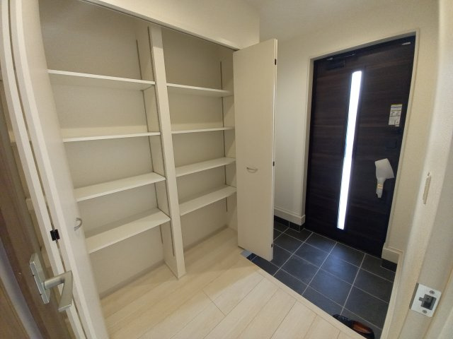 【いわき市四倉町上仁井田／全6棟／1号棟】　生活施設が徒歩圏内に揃うロケーション！の収納|同施工　落ち着いた玄関です