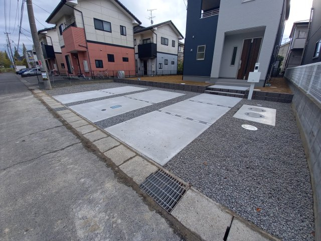 【いわき市常磐下船尾1期／全3棟　2号棟】　オール電化のデザイナーズ新築建売住宅♪♪の駐車場|同施工◆カースペースの写真です◆
陽当りの良い駐車場は週末の洗車も快適です♪