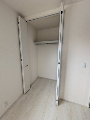 ☆新築デザイナーズ分譲　【いわき市平南白土　全６棟】　4号棟の収納|◆収納スペースの写真です◆　十分な広さがあるので収納には困りませんね♪　お手持ちの衣類ケースなども置ける大空間で、寝室がスッキリ使えます。
