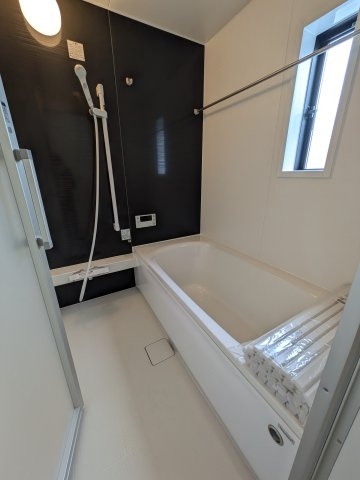 【いわき市平城東】　2号棟　　いわき駅まで徒歩12分♪マルトまで徒歩6分♪の浴室|ユニットバスの写真です。　高断熱浴槽なので、温めたお湯の熱を逃がしにくくし、しっかり断熱してくれるので、入浴の時間帯がバラバラでも安心ですね♪