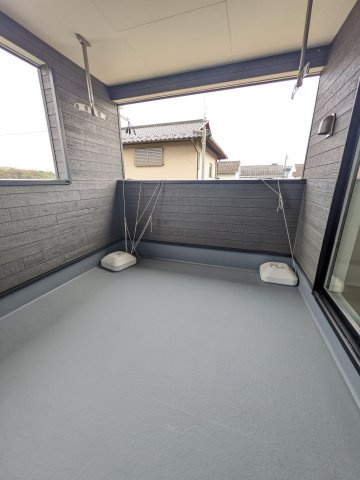 【いわき市平城東】　2号棟　　いわき駅まで徒歩12分♪マルトまで徒歩6分♪のバルコニー|バルコニーの写真です。お布団など大きいものも、充分に干せる広さがございます。