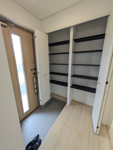 【いわき市平城東】　2号棟　　いわき駅まで徒歩12分♪マルトまで徒歩6分♪の玄関|玄関の写真です
お洒落な玄関からの外出は気分が良いですね♪玄関床タイルは、掃除がしやすく、表面はノンスリップ仕上なので、雨の日 もすべりにくくて安心です。




