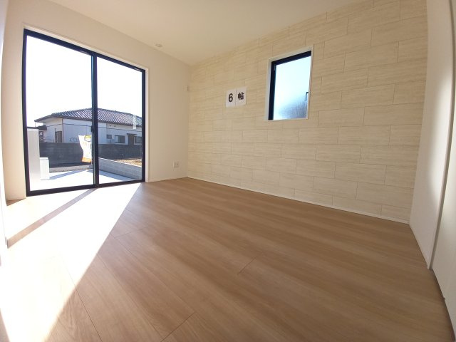 ◇泉町下川　3期　全5棟　5号棟　効率と利便性を意識した家事動線で過ごしやすい間取り♪の洋室|◆居室の写真です◆　木の温もりがナチュラルでくつろげる空間ですね♪　寝室にも、子供部屋にも、趣味のお部屋にもお使いいただけます♪