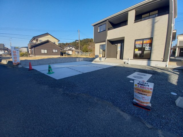 ◇泉町下川　3期　全5棟　5号棟　効率と利便性を意識した家事動線で過ごしやすい間取り♪の前面道路含む現地写真|◆外観の写真です◆　
＼楽しみが広がる憧れのマイホーム (^^♪／
子供部屋や主寝室などお部屋の使い分けができ、ファミリー層が暮らしやすい4LDKです！

