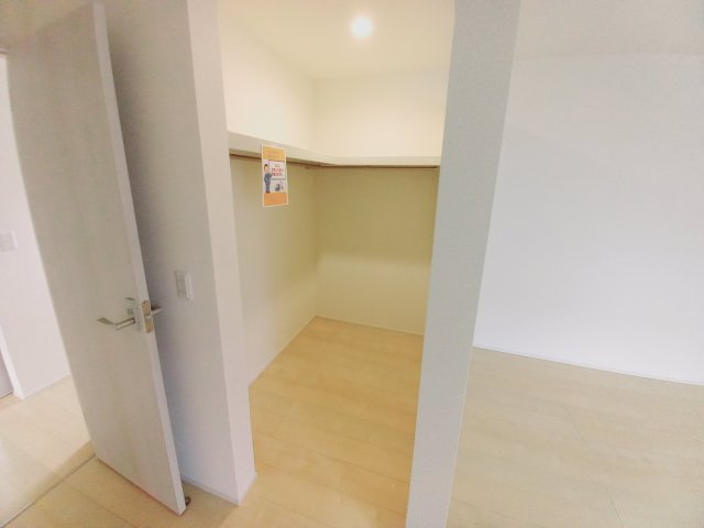 【いわき市久之浜第5】　ご予約受付中！お早めに！　デザイナーズ新築建売住宅☆の収納|同施工　◆収納スペースの写真です◆　十分な広さがあるので収納には困りませんね♪　お手持ちの衣類ケースなども置ける大空間で、寝室がスッキリ使えます。
