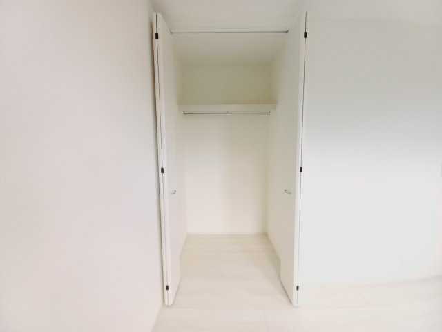 【いわき市久之浜第5】　ご予約受付中！お早めに！　デザイナーズ新築建売住宅☆の収納|同施工◆収納スペースの写真です◆　十分な広さがあるので収納には困りませんね♪　お手持ちの衣類ケースなども置ける大空間で、寝室がスッキリ使えます。