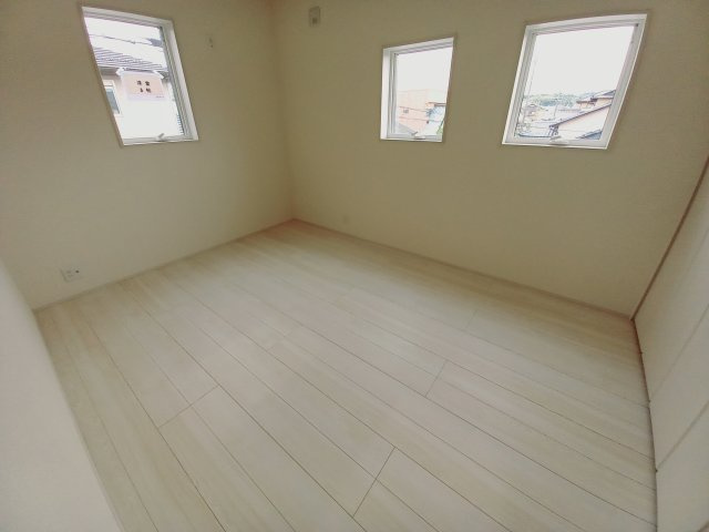 【いわき市久之浜第5】　ご予約受付中！お早めに！　デザイナーズ新築建売住宅☆の洋室|同施工　◆居室の写真です◆　木の温もりがナチュラルでくつろげる空間ですね♪　子供部屋としても、寝室としても、どんなインテリアにしようか…選ぶ楽しみが増えますね♪