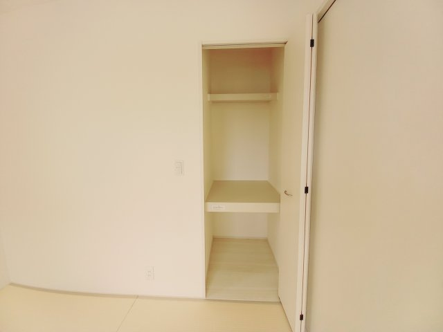【平下平窪第12／全3棟　2号棟】　平第四小・第一中　長期優良住宅の収納|同施工◆和室の写真です◆　和室には押入もございますので、お布団などを収納しておけば、来客の際にもサッと出せて便利ですね。