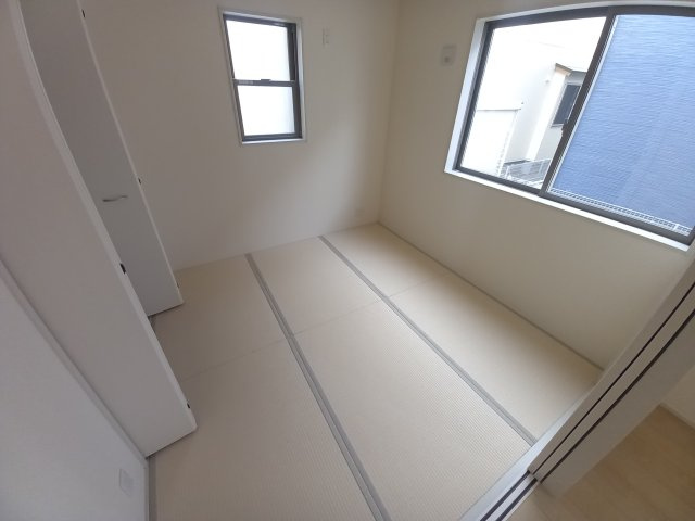 【平下平窪第12／全3棟　2号棟】　平第四小・第一中　長期優良住宅の和室|同施工　◆和室の写真です◆　和室でゆっくりと過ごせるのは、贅沢な時間ですね♪　鮮やかな緑色がキレイです！！（＾＾）/

