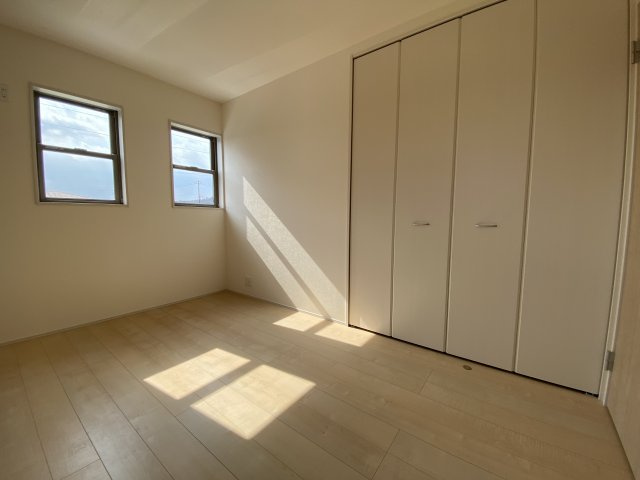 【久之浜町第4／1号棟】　お買い物に便利な立地♪　おしゃれさん必見♪デザイナーズ新築建売住宅！　の洋室|同施工　生活感のあるものを隠して置けるからお部屋をスッキリと見せやすいです。





