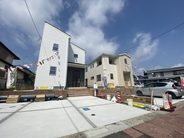 【久之浜町第4／2号棟】　お買い物に便利な立地♪　おしゃれさん必見♪デザイナーズ新築建売住宅！　の前面道路含む現地写真|同施工　おしゃれな外観です