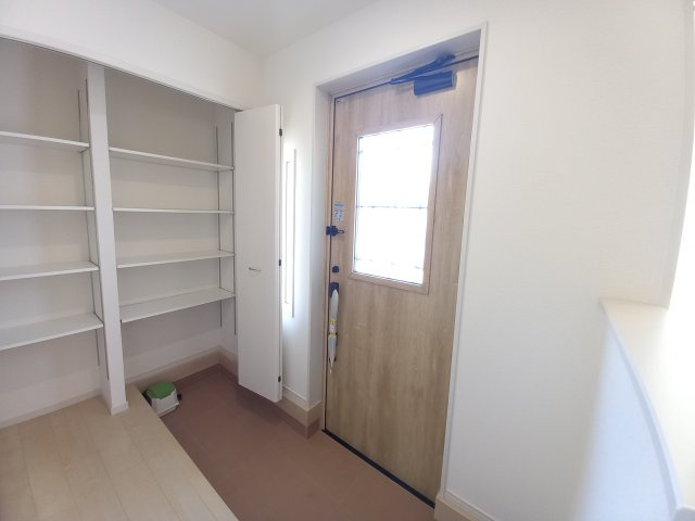 【久之浜町第4／2号棟】　お買い物に便利な立地♪　おしゃれさん必見♪デザイナーズ新築建売住宅！　の玄関|同施工　シンプルで使いやすい玄関です