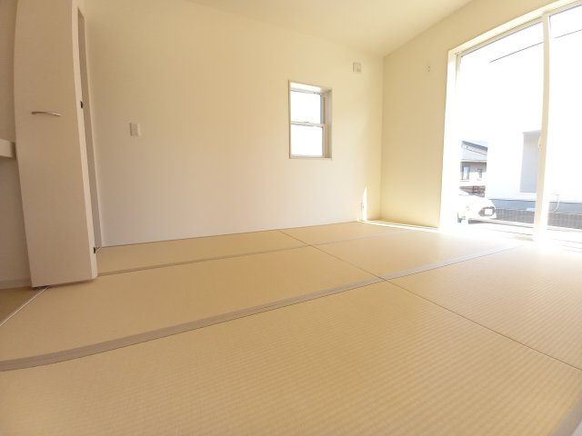 【久之浜町第4／2号棟】　お買い物に便利な立地♪　おしゃれさん必見♪デザイナーズ新築建売住宅！　の和室|同施工　和室は個室としても使えるから来客時にも対応しやすいです♪