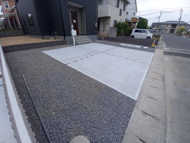 【久之浜町第4／2号棟】　お買い物に便利な立地♪　おしゃれさん必見♪デザイナーズ新築建売住宅！　の前面道路含む現地写真|同施工　お車の他にも、自転車をとめられそうなスペースもございます。

