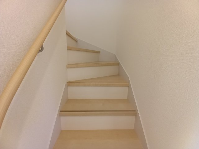 【久之浜町第4／2号棟】　お買い物に便利な立地♪　おしゃれさん必見♪デザイナーズ新築建売住宅！　の内装|同施工　階段は手すり付きなので、小さなお子様からご年配の方まで安心ですね♪



