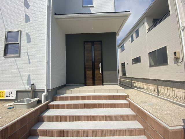 【久之浜町第4／2号棟】　お買い物に便利な立地♪　おしゃれさん必見♪デザイナーズ新築建売住宅！　の玄関|同施工　休日は家族みんなで夢のマイホーム探しに出かけてみませんか！（＾＾）♪
お問い合わせは不動産プラスまで☆

