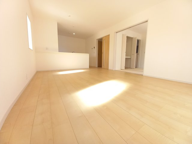 【久之浜町第4／2号棟】　お買い物に便利な立地♪　おしゃれさん必見♪デザイナーズ新築建売住宅！　の居間・リビング|同施工◆外観の写真です◆　外壁仕上げ材は窯業系サイディング。裏面に付着した汚れが、雨水によって流れ落ちやすい「防汚機能付きサイディング」を採用。外壁の美しさが長持ちします♪

