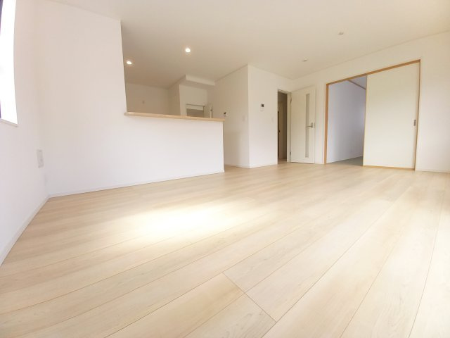 【いわき市好間町上好間第5／全3棟　2号棟】　◆子供が学校に上がる前にマイホームが欲しいあなたへ♪の居間・リビング|同施工　使いやすいリビングです