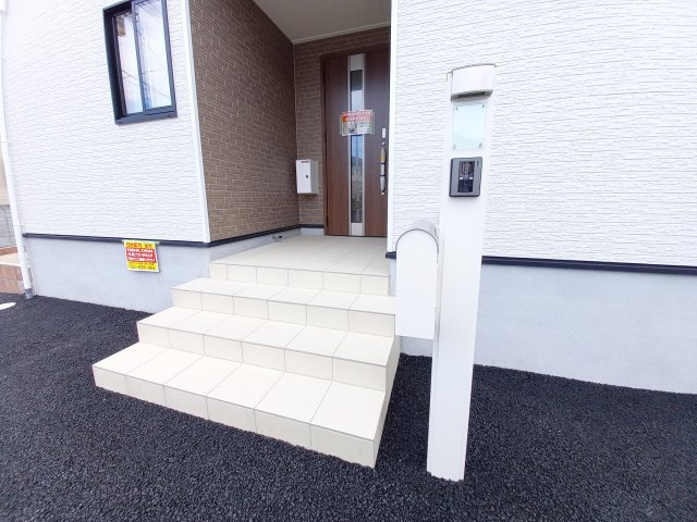 【いわき市好間町上好間第5／全3棟　2号棟】　◆子供が学校に上がる前にマイホームが欲しいあなたへ♪の玄関|同施工　■□■玄関の写真です■□■　
お洒落な玄関はお客様からも喜んでいただけそうですね！！