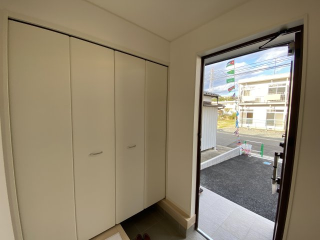 【いわき市好間町上好間第5／全3棟　2号棟】　◆子供が学校に上がる前にマイホームが欲しいあなたへ♪の玄関|同施工　◆玄関の写真です◆
お洒落な玄関からの外出は気分が良いですね♪　　玄関床タイルは、掃除がしやすく、表面はノンスリップ仕上なので、雨の日 もすべりにくくて安心です。




