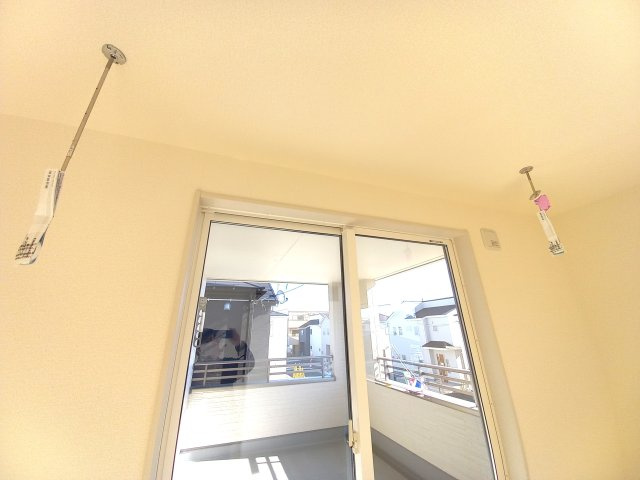 【いわき市平城東１丁目／8号棟】　いわき駅まで徒歩12分！の設備|同施工◆居室の写真です◆　室内物干しがありますので、梅雨の時期でも安心です。また、夜でも外に出ずに洗濯物を干せるから、女性にも安心ですね♪


