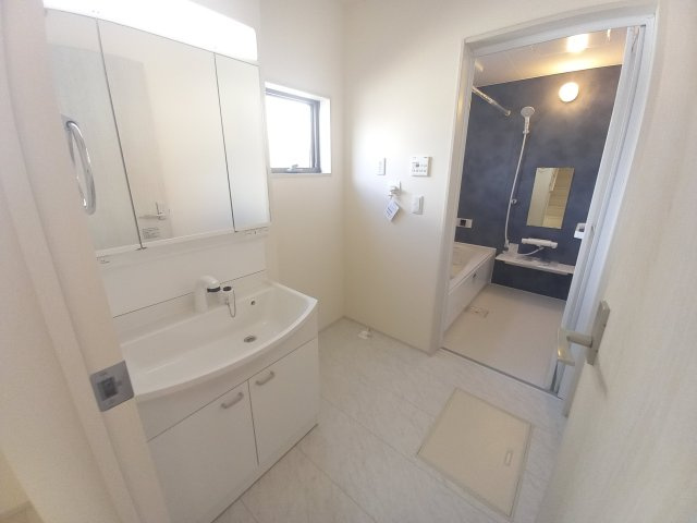 【常磐上湯長谷町第4】　デザイナーズ新築建売住宅　1号棟　新生活応援キャンペーン実施中！の独立洗面台|同施工◆洗面所の写真です◆　洗面台は朝をすっきりさせてくれる空間としては大切な空間です。バタバタしている忙しい朝でも収納が多い洗面台では短い時間で効率良く支度ができます。