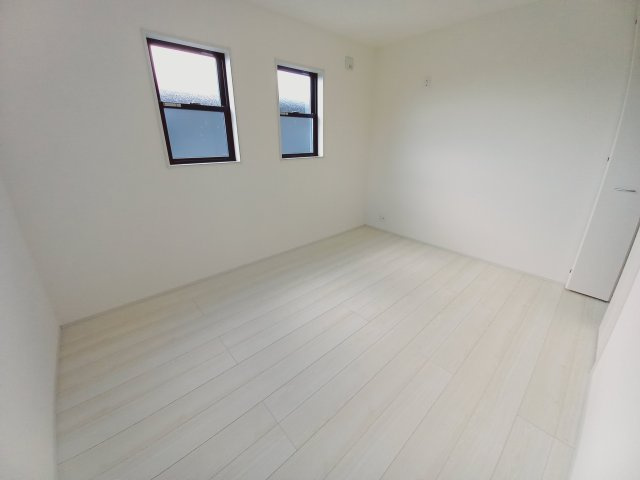 【常磐上湯長谷町第4】　デザイナーズ新築建売住宅　1号棟　新生活応援キャンペーン実施中！の洋室|同施工　◆居室の写真です◆　充分な広さの収納を備え、採光良好な洋室は、快適空間。プライベートの時間もゆったりお寛ぎ頂けそうです。

